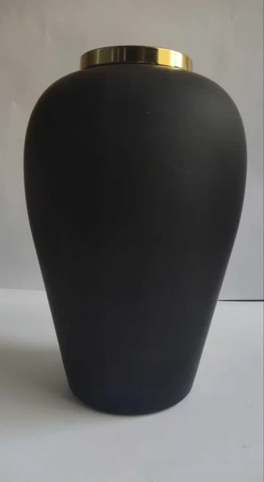 گلدان مشکی بزرگ دور طلایی