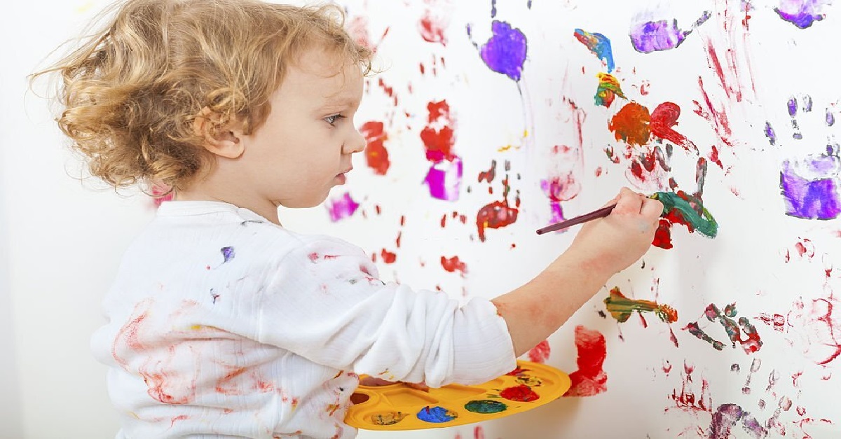 یکی دیگر از ترفندهای خانه داری پاک کردن نقاشی کودکان از روی دیوار است. خمیردندان این امکان را به شما می‌دهد که لکه‌های ماژیک، خودکار و مداد رنگی را از روی وسایل چوبی پاک کنید. اگر کودکان بازیگوش و خلاقی دارید حتماً این ترفند به درد شما می‌خورد.
