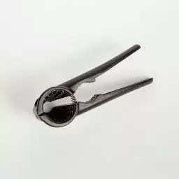 گردو شکن فلزی