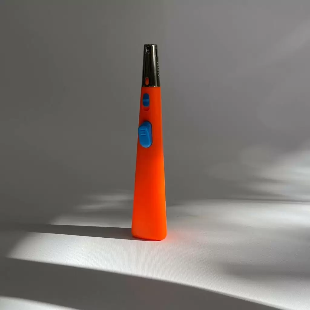 فندک مدل هرمی رنگ نارنجی